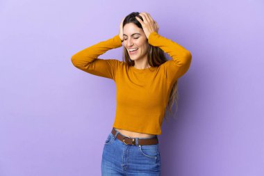 Kafkasyalı genç bir kadın soyutlanmış arka planda gülüyor.