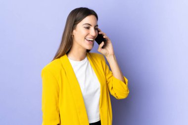 İzole edilmiş geçmişi olan beyaz bir kadın cep telefonuyla sohbet ediyor.