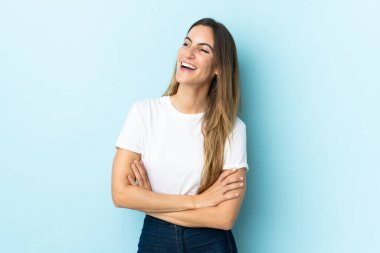 Mahsur kalmış, mutlu ve gülümseyen beyaz bir kadın.