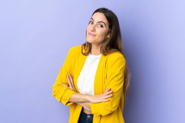 Kafkas kökenli genç bir kadın omuzlarını kaldırırken şüpheyle hareket ediyor.