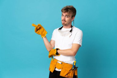 Genç elektrikçi, izole edilmiş duvarın üzerinden parmağını yana doğru uzattı.