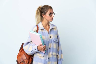 Beyaz arka planda izole edilmiş genç bir bayan, yan tarafa bakıyor.