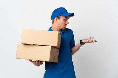 Genç teslimatçı sarışın adam beyaz arka planda izole edildi.