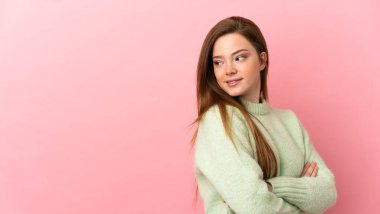 Kolları bağlı ve mutlu pembe bir geçmişi olan genç bir kız.