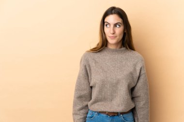 Tecrit edilmiş geçmişi olan beyaz bir kadın şüpheli hareketler yapıyor.