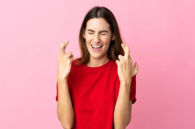 Pembe arka planda izole edilmiş beyaz bir kadın.