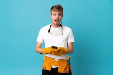 Duvarı aşan genç elektrikçi şaşırdı ve bir mesaj gönderdi.