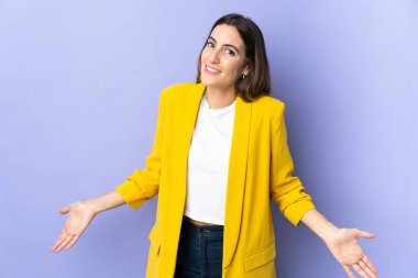 Mahsur kalmış, mutlu ve gülümseyen beyaz bir kadın.