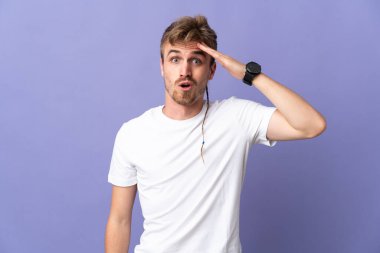 Mor arka planda izole edilmiş genç yakışıklı sarışın bir şey fark etti ve çözümü arıyor.