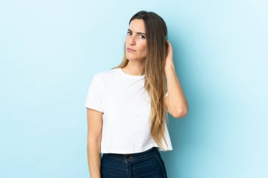 Tecrit edilmiş geçmişi olan beyaz bir kadın. Şüpheleri var.