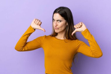 Tecrit edilmiş, gururlu ve kendini beğenmiş beyaz bir kadın.