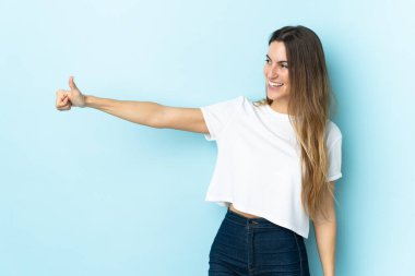 Kafkasyalı genç bir kadın izole bir hayat sürüyor.