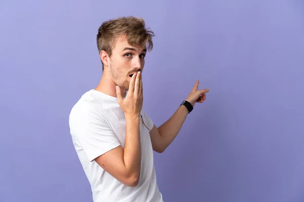 Jong Knap Blond Man Geïsoleerd Paarse Achtergrond Met Verrassing Expressie — Stockfoto