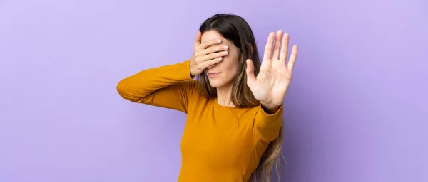 Junge Kaukasierin Mit Isoliertem Hintergrund Macht Stop Geste Und Verhüllt — Stockfoto