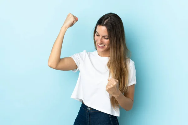 Joven Mujer Caucásica Sobre Fondo Aislado Celebrando Una Victoria — Foto de Stock