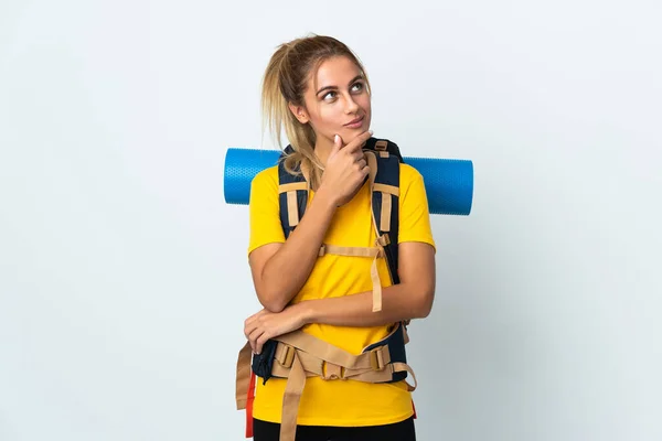 Junge Bergsteigerin Mit Großem Rucksack Isoliert Auf Weißem Hintergrund Und — Stockfoto