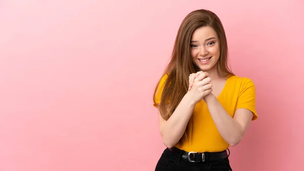 Teenager Dívka Přes Izolované Růžové Pozadí Směje — Stock fotografie