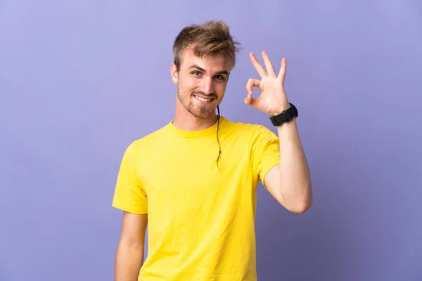 Mladý Pohledný Blondýnka Muž Izolovaný Fialovém Pozadí Ukazující Znamení Prsty — Stock fotografie