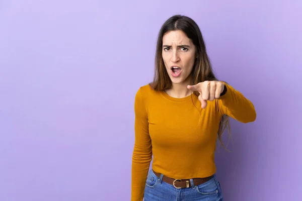 Junge Kaukasierin Über Isolierten Hintergrund Frustriert Und Nach Vorne Zeigend — Stockfoto