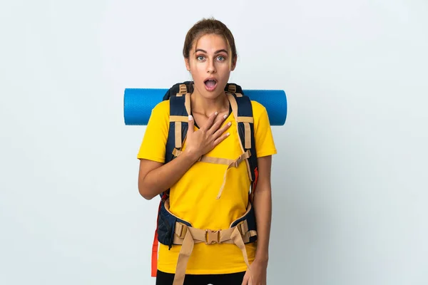 Mujer Joven Montañista Con Una Gran Mochila Aislada Sobre Fondo —  Fotos de Stock