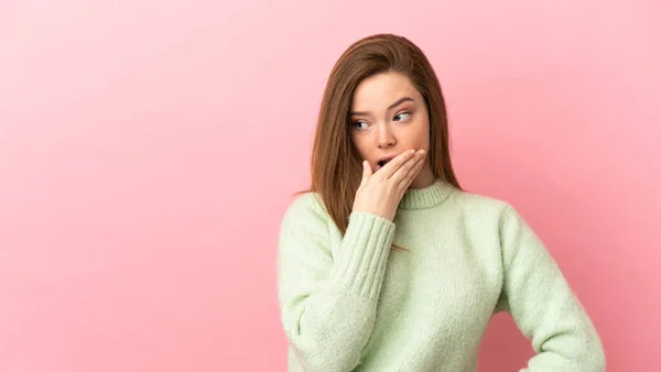 Tiener Meisje Geïsoleerde Roze Achtergrond Doen Verrassing Gebaar Terwijl Kijken — Stockfoto