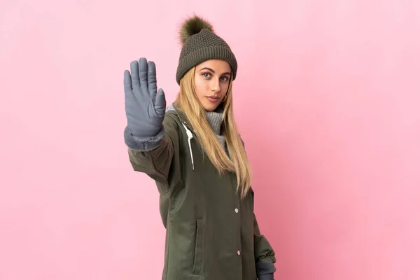 Giovane Donna Con Cappello Invernale Isolato Sfondo Rosa Facendo Gesto — Foto Stock