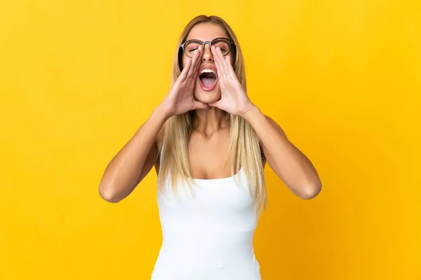 Mladá Blondýna Žena Izolované Žlutém Pozadí Křičí Ohlašuje Něco — Stock fotografie