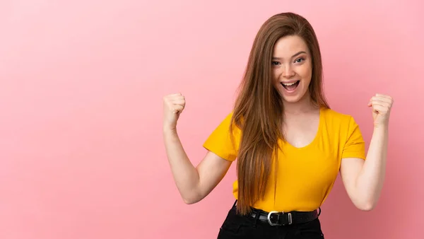 Teenager Dívka Nad Izolované Růžové Pozadí Slaví Vítězství Pozici Vítěze — Stock fotografie