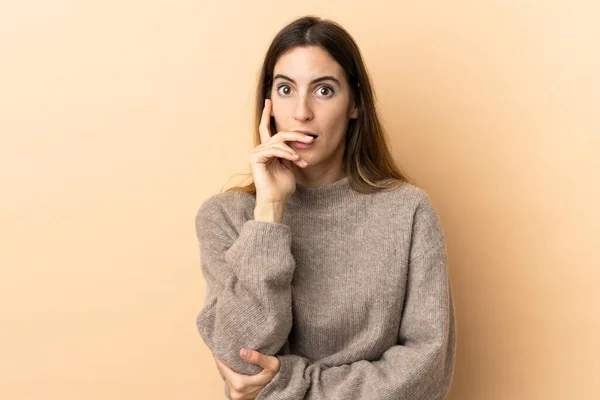 Young Caucasian Woman Isolated Background Surprised Shocked While Looking Right — Stock Photo, Image