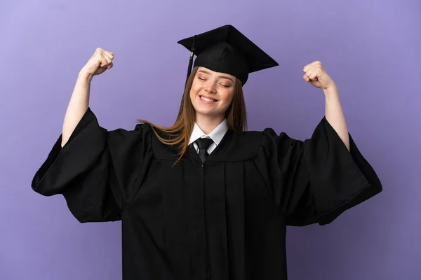 Joven Graduado Universitario Sobre Aislado Fondo Púrpura Haciendo Fuerte Gesto — Foto de Stock