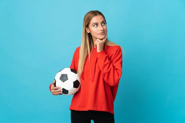 Joven Futbolista Mujer Aislada Sobre Fondo Azul Mirando Hacia Arriba —  Fotos de Stock
