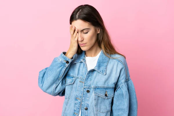 Junge Kaukasische Frau Isoliert Auf Rosa Hintergrund Mit Kopfschmerzen — Stockfoto