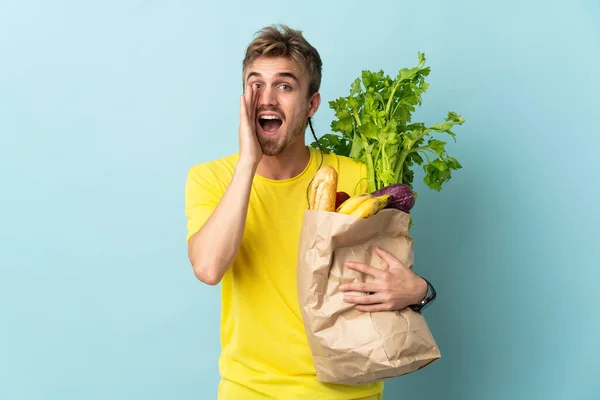 Bionda Persona Prendendo Sacchetto Cibo Asporto Isolato Sfondo Blu Urlando — Foto Stock