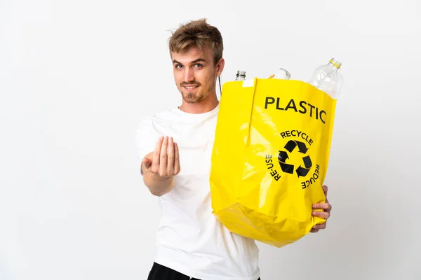 Mladý Blonďatý Muž Drží Recyklační Sáček Plný Papíru Recyklaci Izolovaných — Stock fotografie