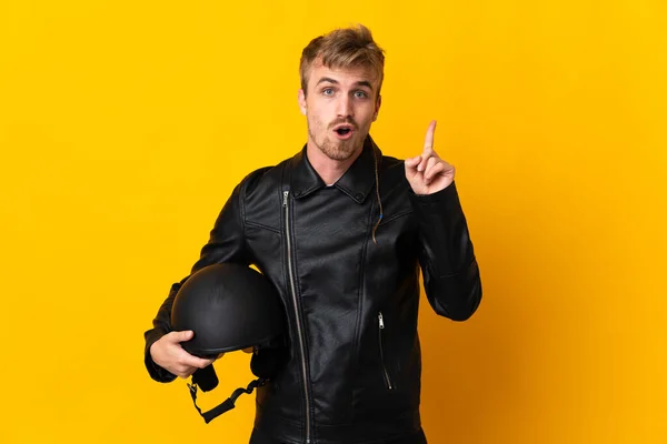 Man Met Een Motorhelm Geïsoleerd Gele Achtergrond Van Plan Oplossing — Stockfoto