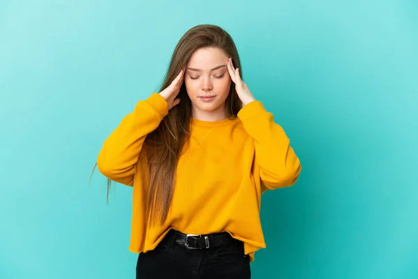 Menina Adolescente Sobre Fundo Azul Isolado Com Dor Cabeça — Fotografia de Stock