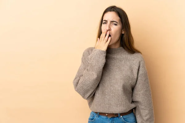 Junge Kaukasische Frau Über Isoliertem Hintergrund Gähnt Und Deckt Weit — Stockfoto