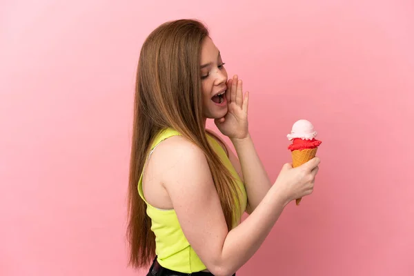 Tiener Meisje Met Een Cornet Ijs Geïsoleerde Roze Achtergrond Schreeuwen — Stockfoto