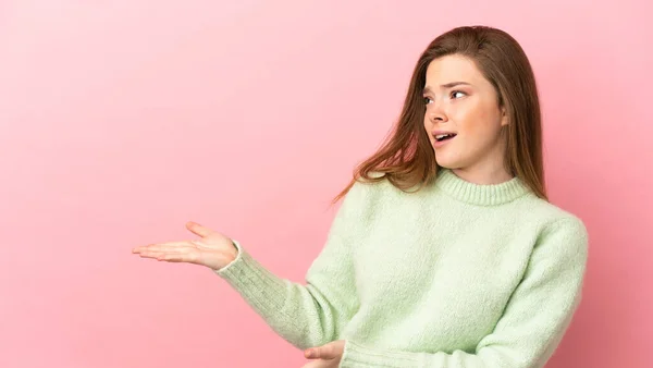 Adolescente Chica Sobre Aislado Rosa Fondo Con Sorpresa Expresión Mientras — Foto de Stock