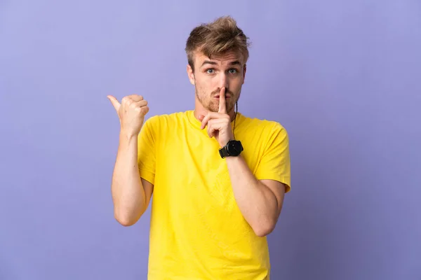 Jovem Homem Loiro Bonito Isolado Fundo Roxo Apontando Para Lado — Fotografia de Stock