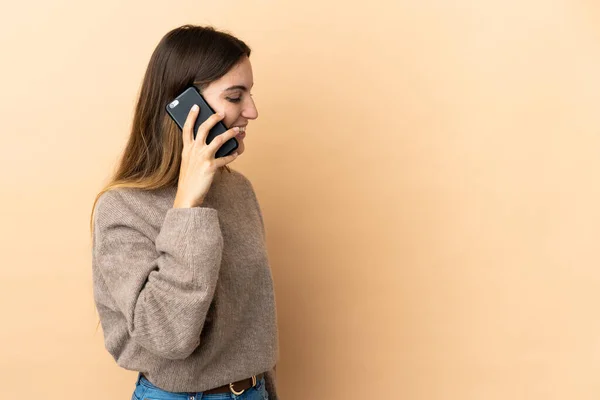 Giovane Donna Caucasica Sfondo Isolato Mantenendo Una Conversazione Con Telefono — Foto Stock