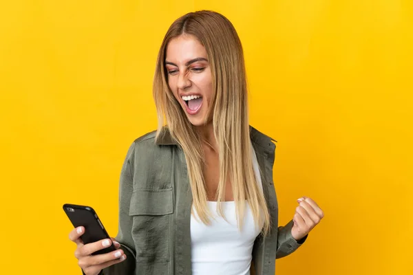 Giovane Donna Bionda Isolata Sfondo Giallo Utilizzando Telefono Cellulare Facendo — Foto Stock