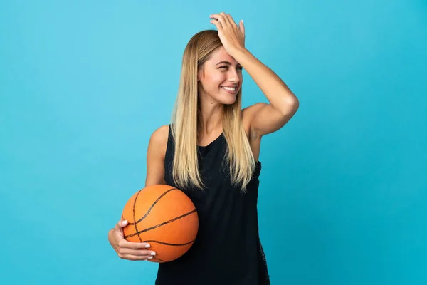 Jovem Mulher Jogando Basquete Isolado Fundo Branco Percebeu Algo Pretendendo — Fotografia de Stock