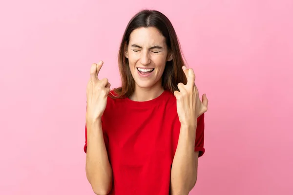 Jonge Kaukasische Vrouw Geïsoleerd Roze Achtergrond Met Vingers Kruisen — Stockfoto