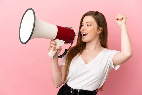 Tiener Meisje Geïsoleerde Roze Achtergrond Schreeuwen Door Een Megafoon Aan — Stockfoto