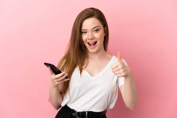 Adolescente Chica Sobre Aislado Rosa Fondo Utilizando Teléfono Móvil Mientras —  Fotos de Stock