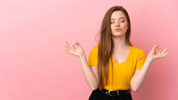 Adolescente Chica Sobre Aislado Rosa Fondo Zen Pose — Foto de Stock