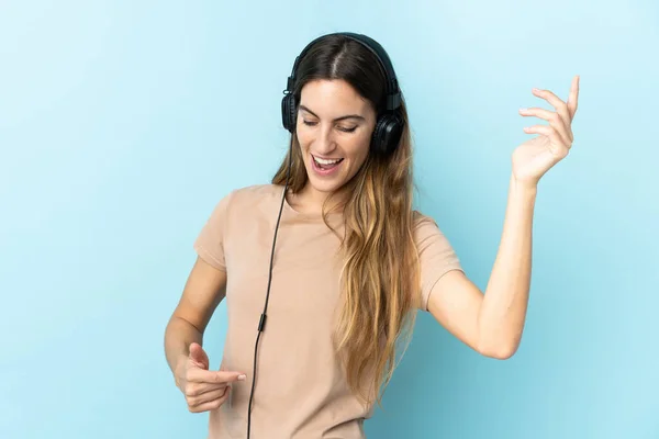Νεαρή Καυκάσια Γυναίκα Απομονωμένη Ροζ Φόντο Ακούγοντας Μουσική Και Κάνοντας — Φωτογραφία Αρχείου