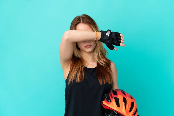 Junges Radfahrermädchen Über Isoliertem Blauem Hintergrund Das Die Augen Mit — Stockfoto