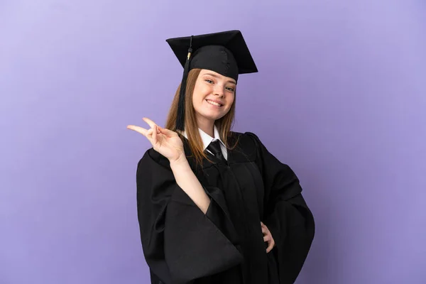 Joven Graduado Universitario Sobre Fondo Púrpura Aislado Sonriendo Mostrando Signo —  Fotos de Stock